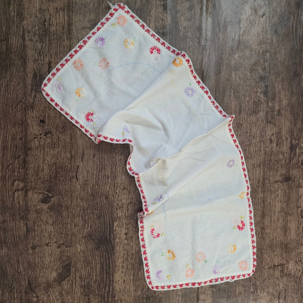 VINTAGE Table Runner Unisex OS White Embroidered Floral Crochet Trim‎